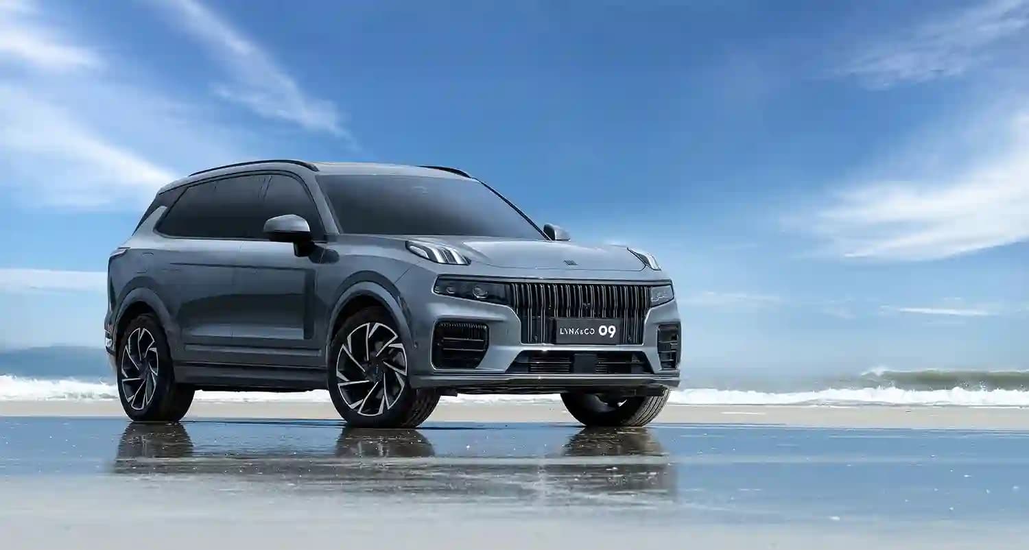 Серый кроссовер Lynk & Co 09 на берегу моря