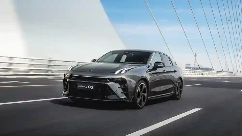 Серый седан Lynk & Co 03 на мосту