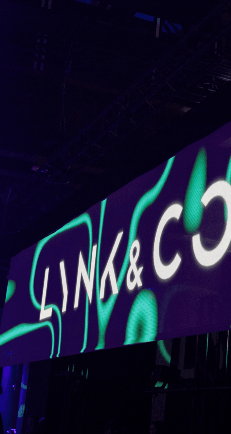 Презентация бренда Lynk & Co в свете фирменной инсталляции