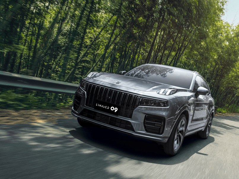Lynk & Co 09 в движении по лесной дороге
