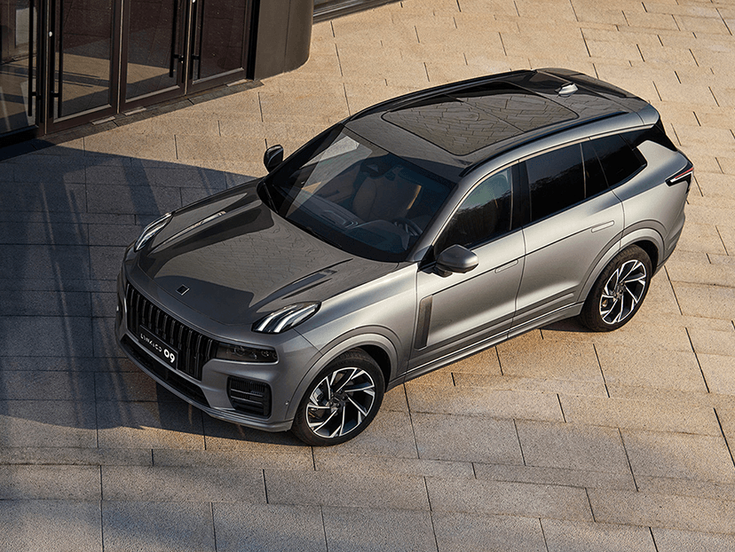 Lynk & Co 09 у современного здания