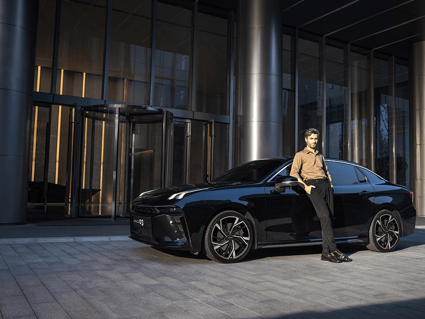 Lynk & Co 03 у современного здания