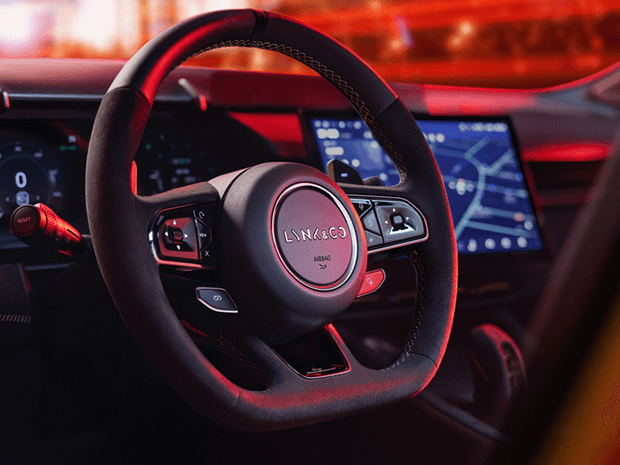 Руль и цифровая панель автомобиля Lynk & Co
