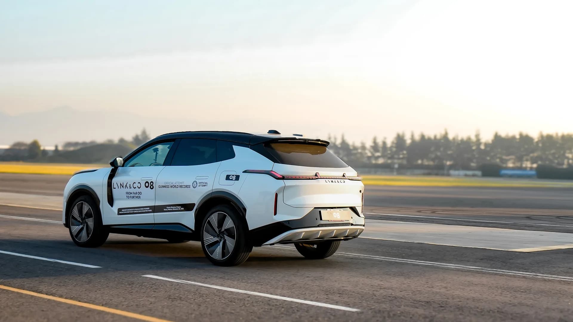 Lynk & Co 08 EM-P во время рекордного заезда на электротяге