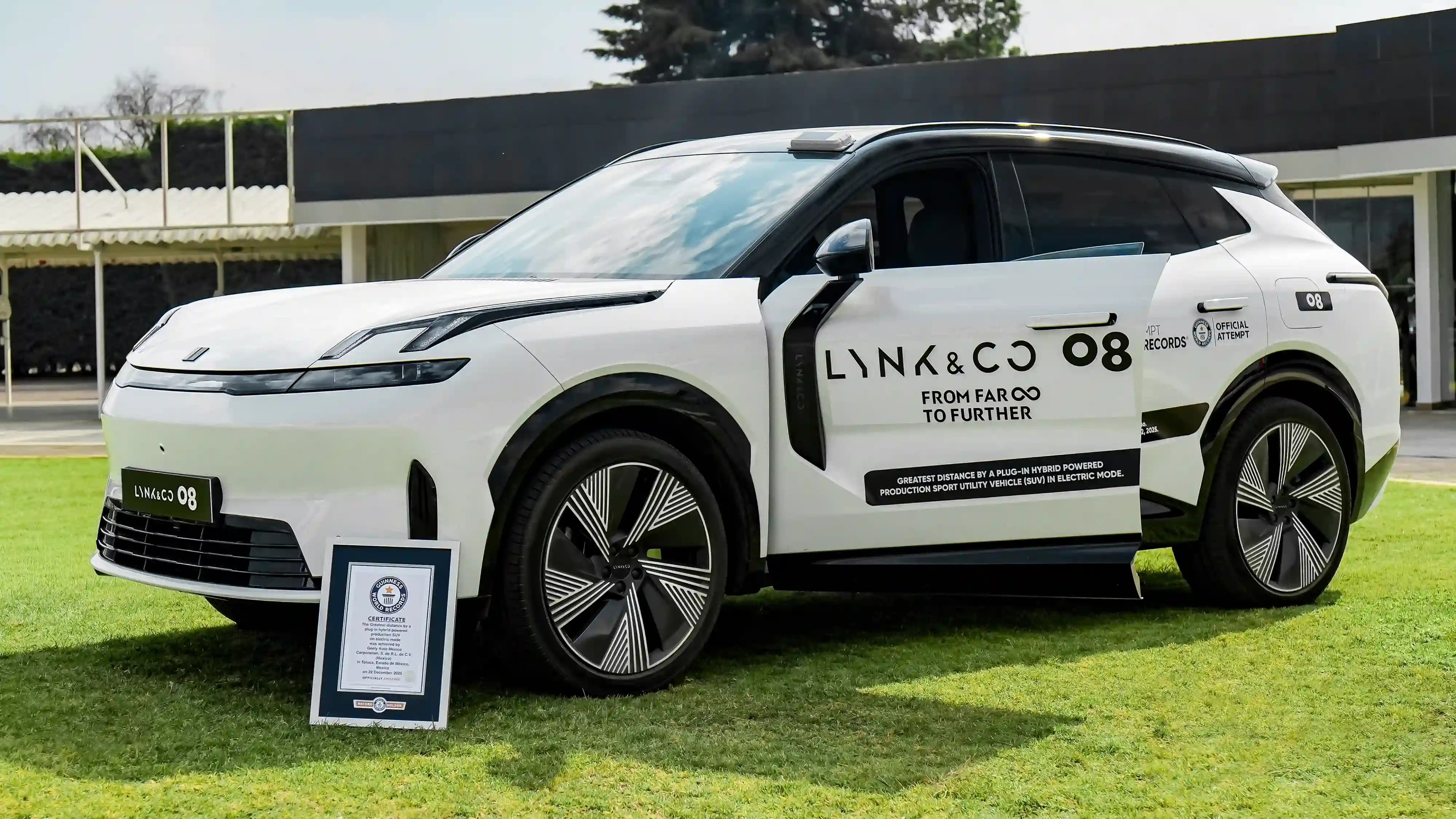 Lynk & Co 08 рядом с сертификатом Guinness World Records