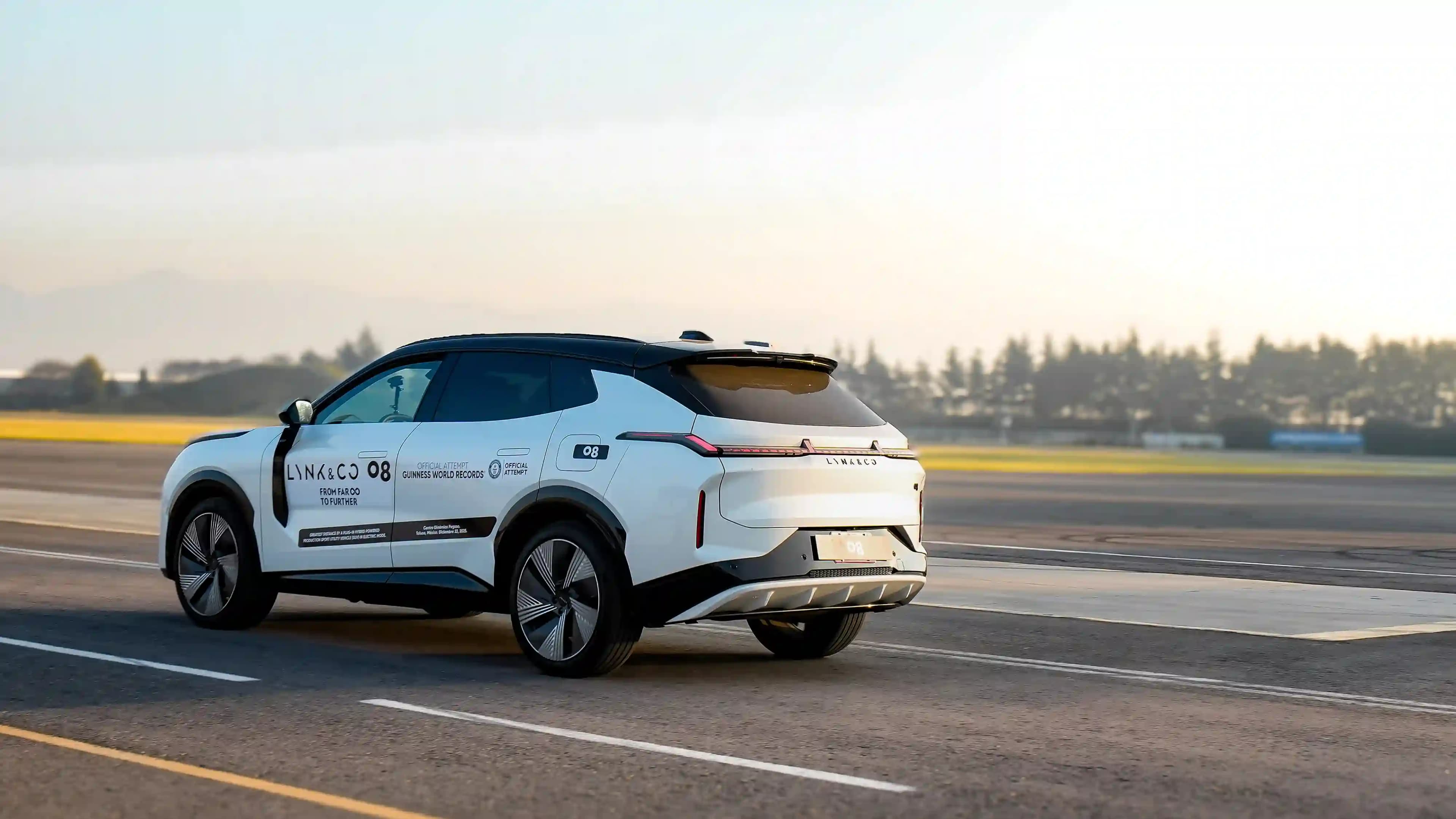 Команда рекордного заезда Lynk & Co 08