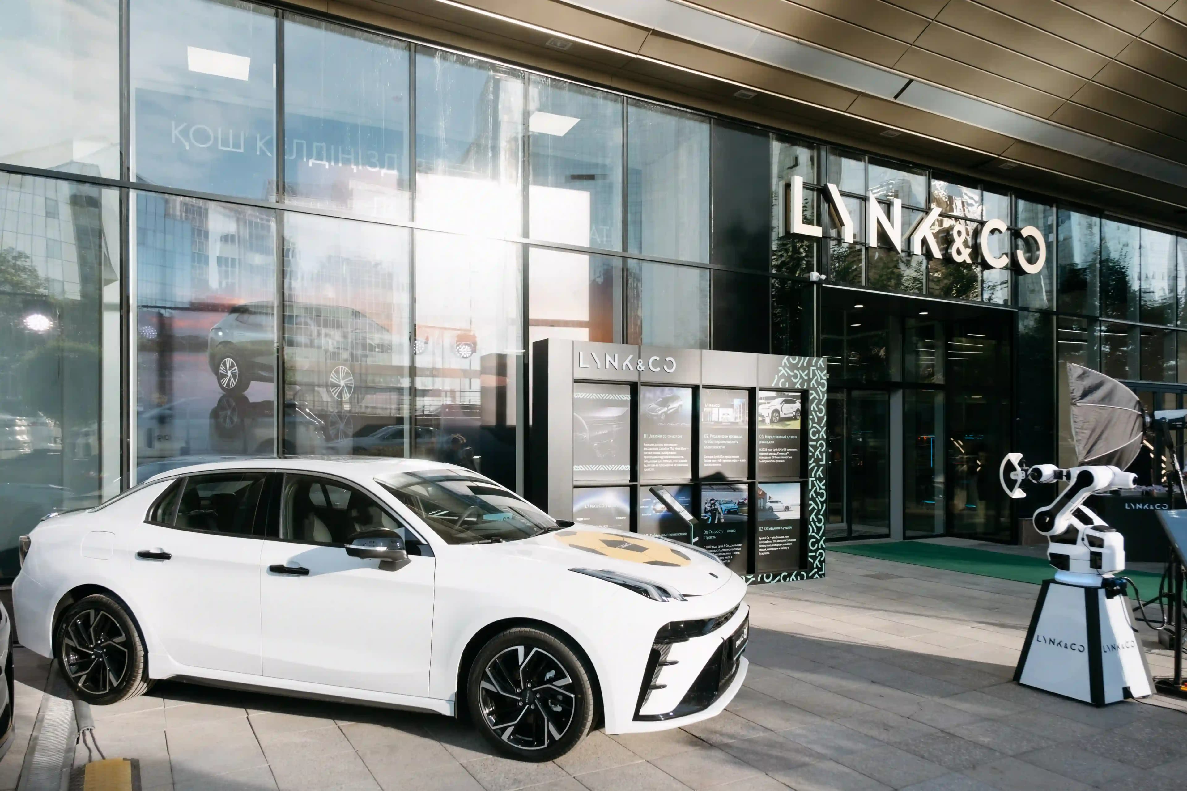 Пространство нового шоурума Lynk & Co